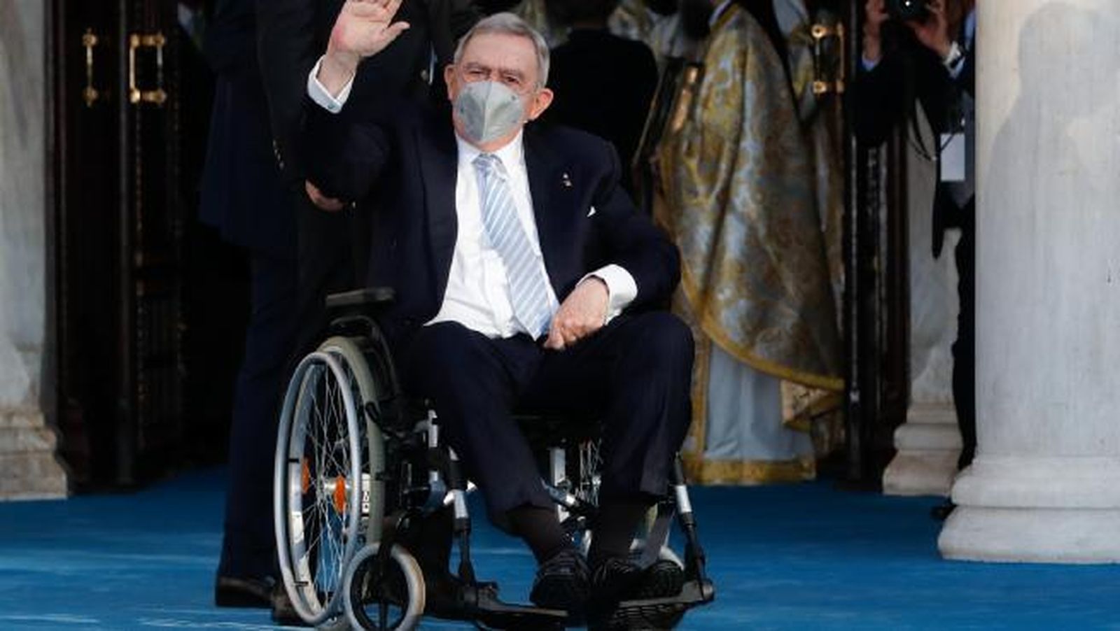 Constantino saluda a la prensa tras su último ingreso hospitalario hace unos meses.