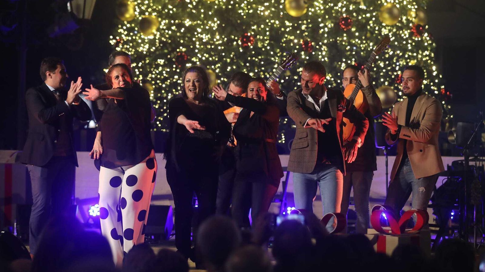 Zambomba jerezana de Jesús Méndez celebrada a los pies del árbol de Navidad de la plaza de la Iglesia.