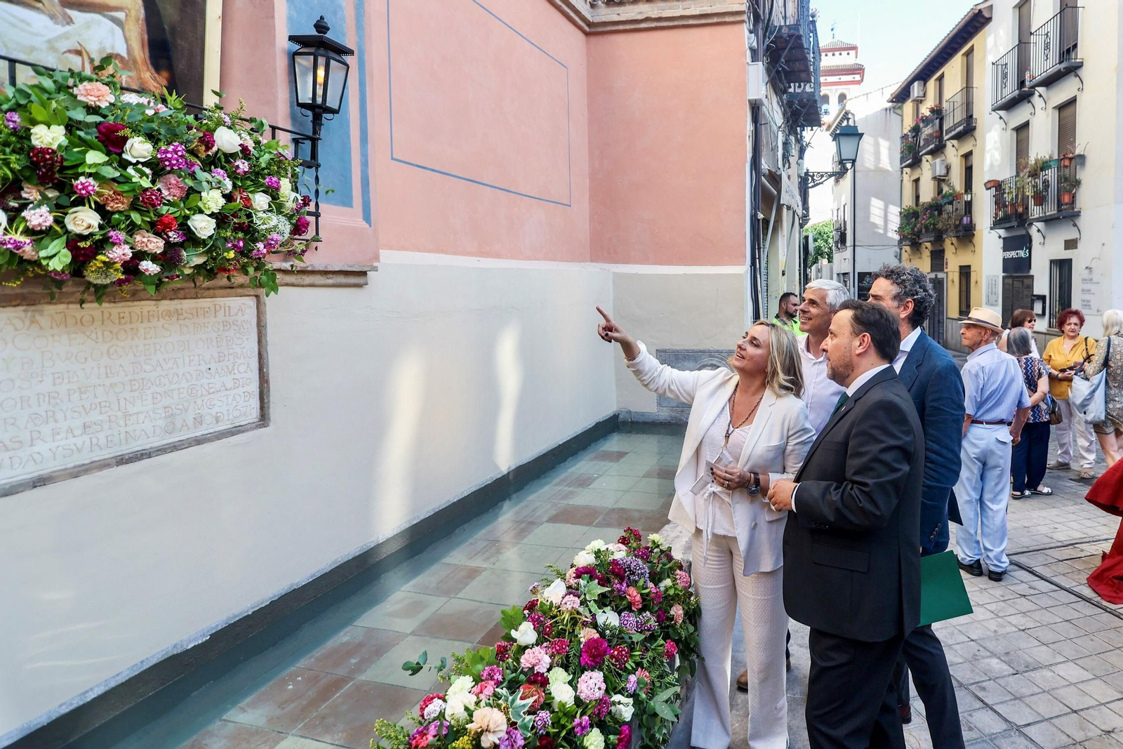 La inauguración del nuevo aspecto del Pilar de la Virgen de las Angustias de Granada, en imágenes