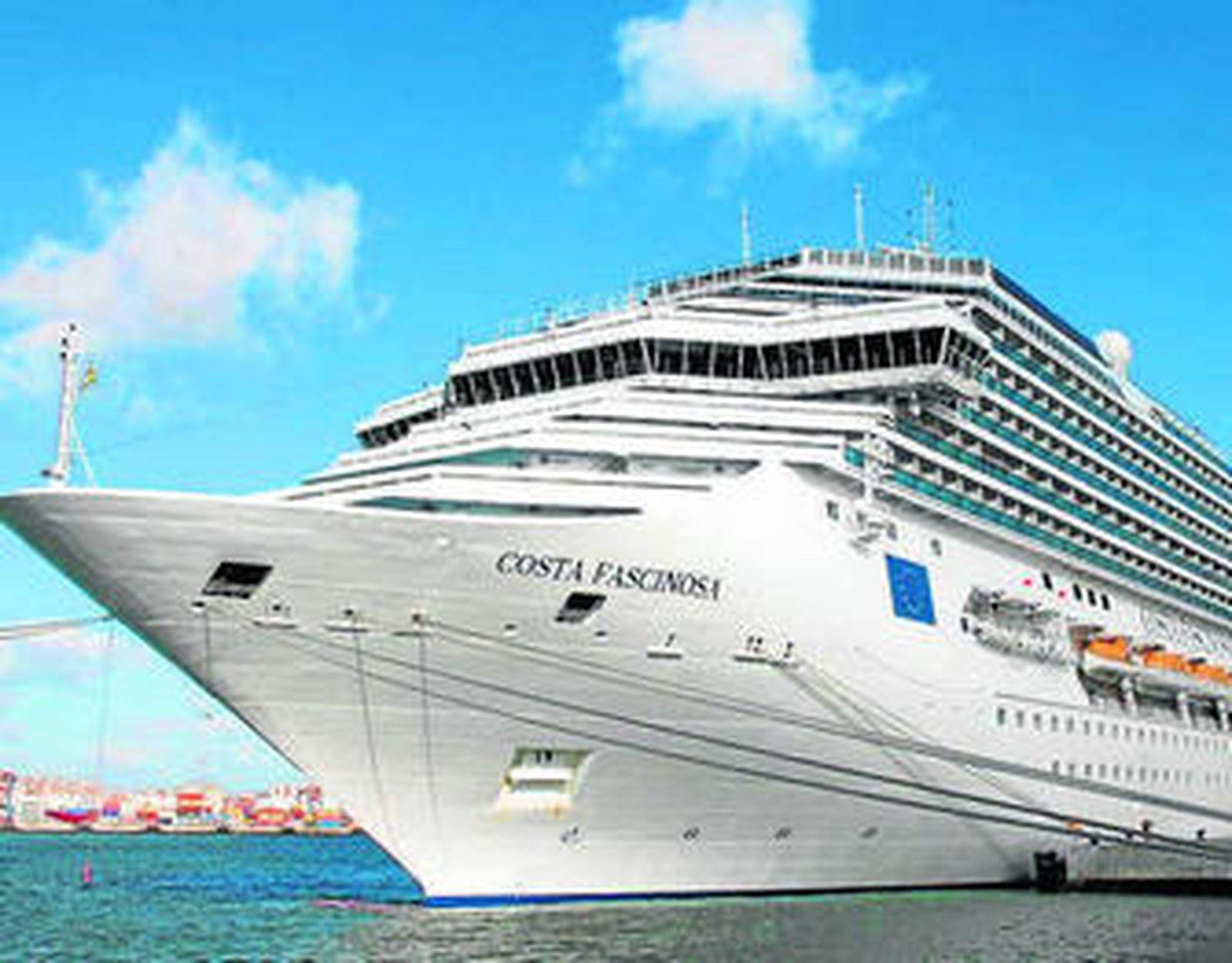 El 'Costa Fascinosa', ayer en el atraque sur del muelle de Levante.
