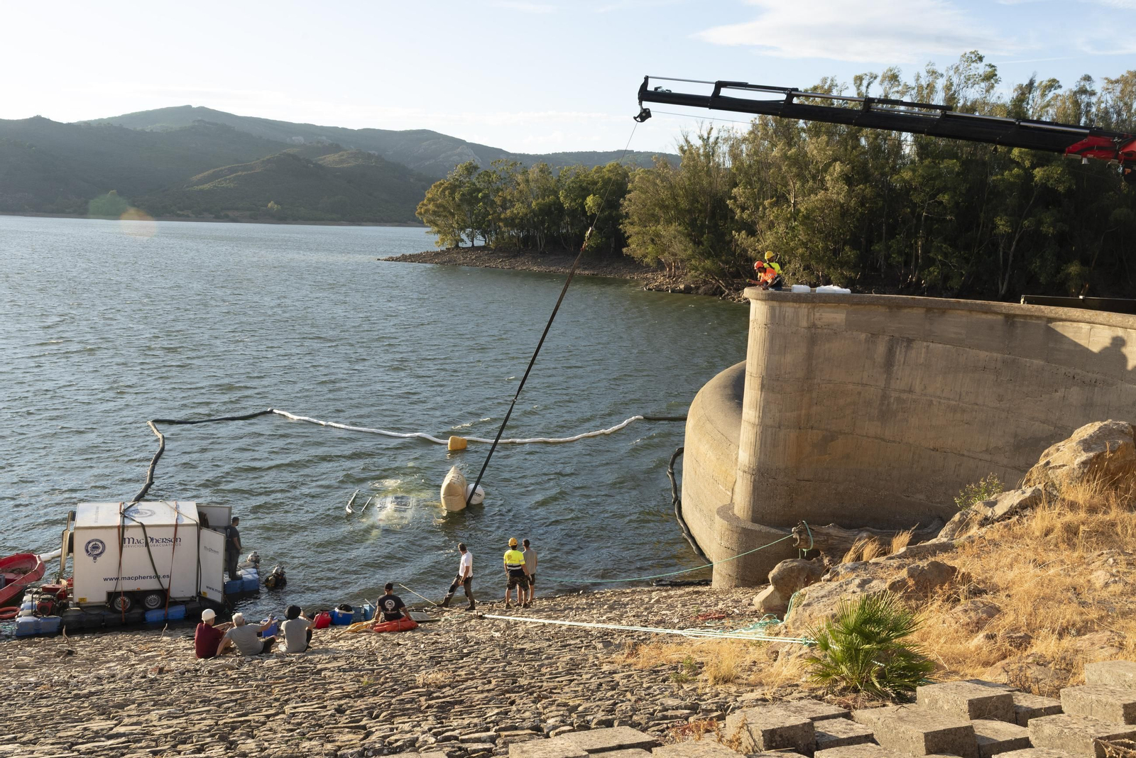 Las fotografías del rescate del helicóptero accidentado en el embalse de Guadarranque