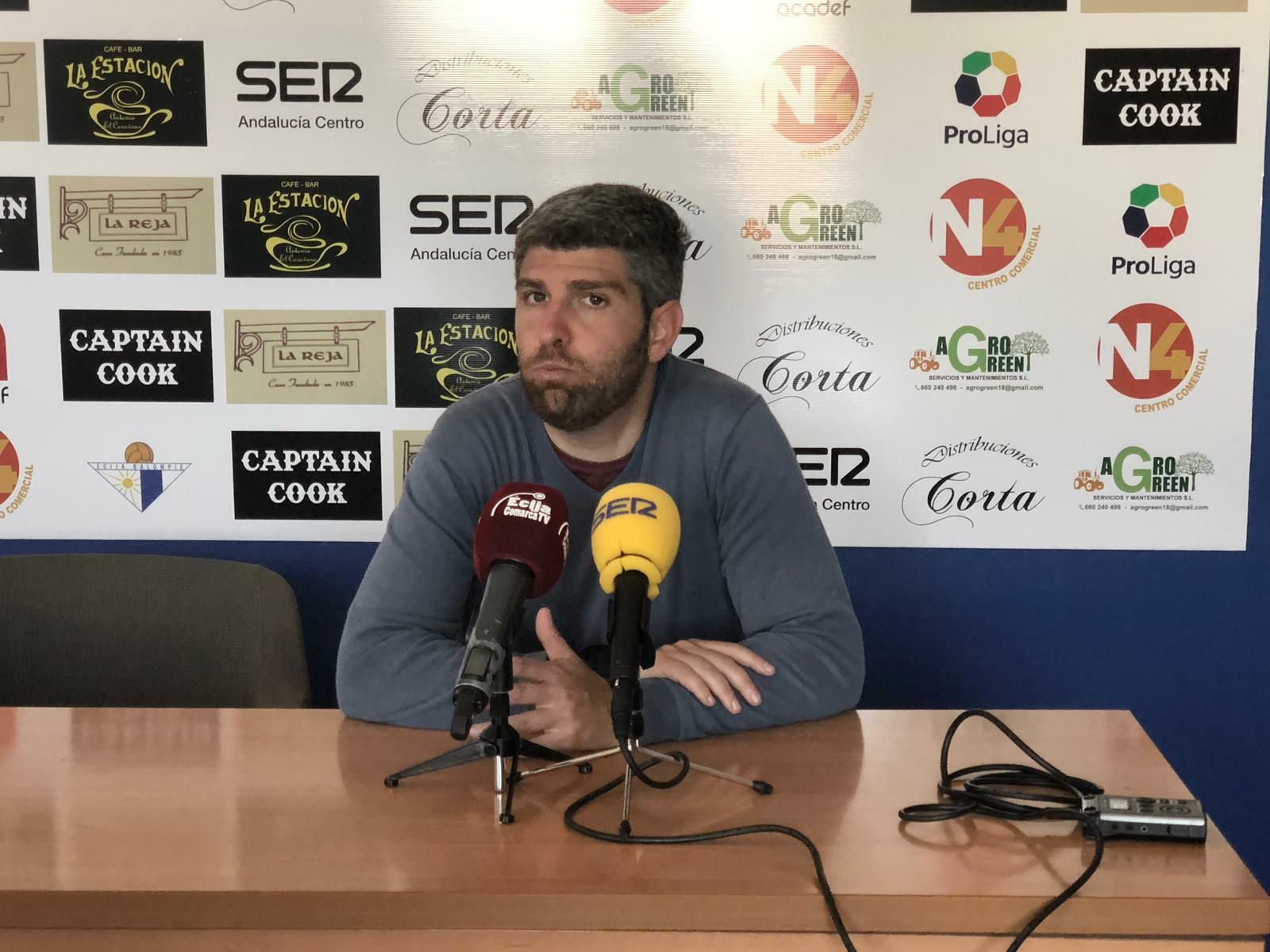 El entrenador del Écija Marc Domínguez, en rueda de prensa.