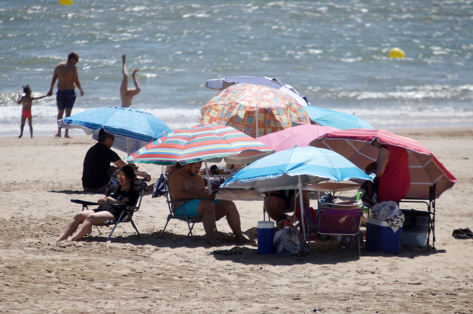Imágenes de ambiente en la playa en la tarde del sábado