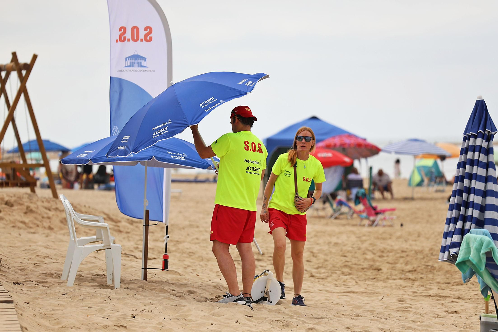 Imágenes del ambiente en las playas de Huelva en la mañana de domingo