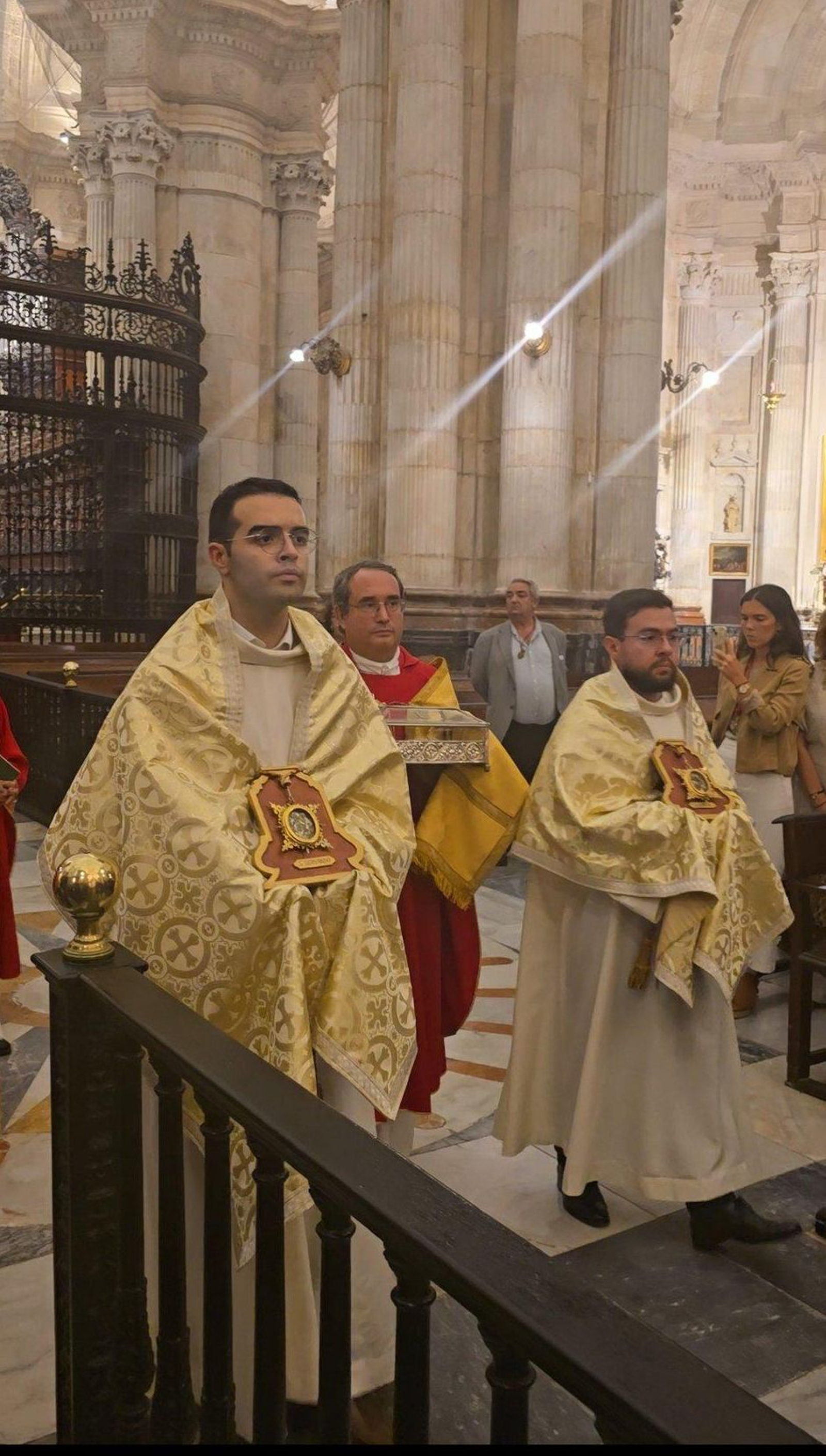 Procesión claustral con las reliquias de los Patronos.