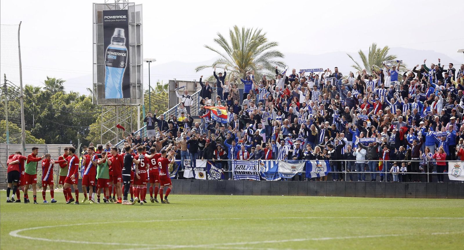 Los jugadores y la afición celebran la victoria en su última visita al Atlético Malagueño.