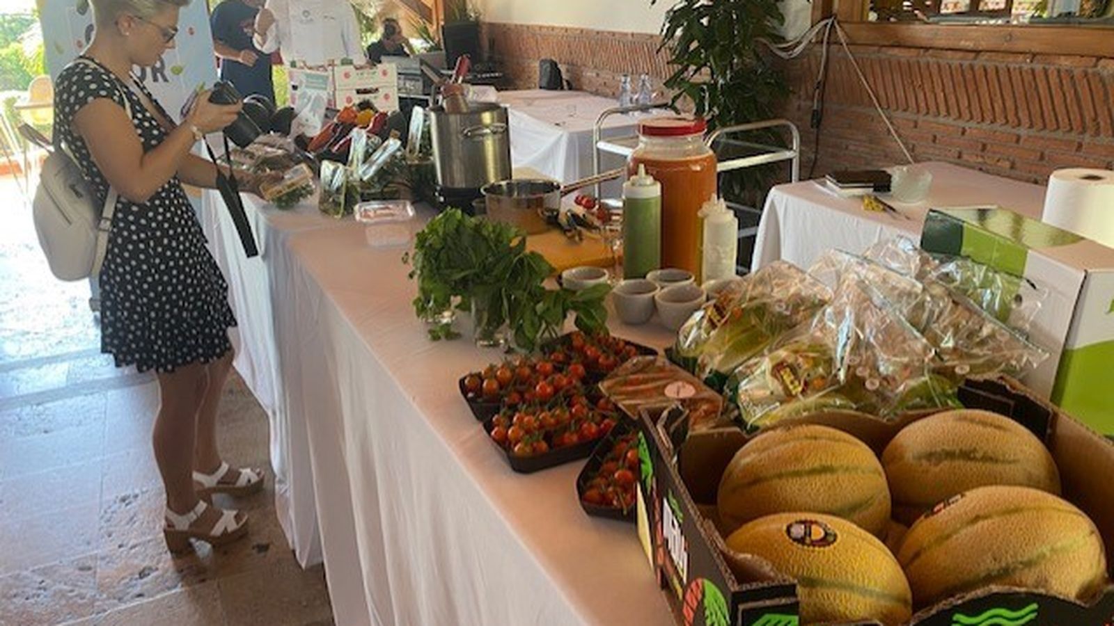 Productos de Rijk Zwaan dispuestos en la mesa sobre la que el chef José Álvarez realizó el 'showcooking'