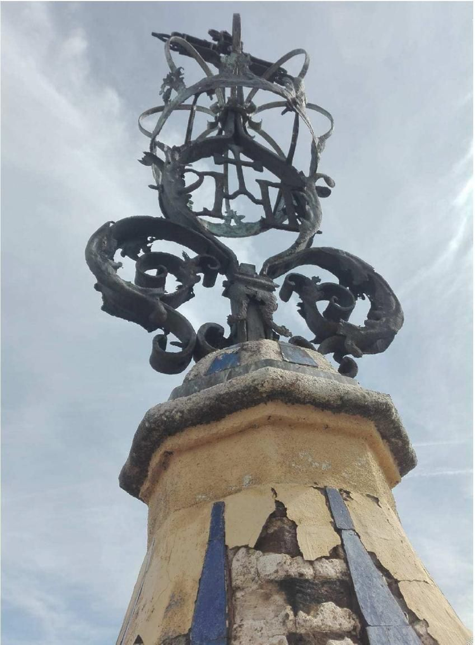 La cruz que corona la cúpula de una de las torres y la pérdida de morteros.