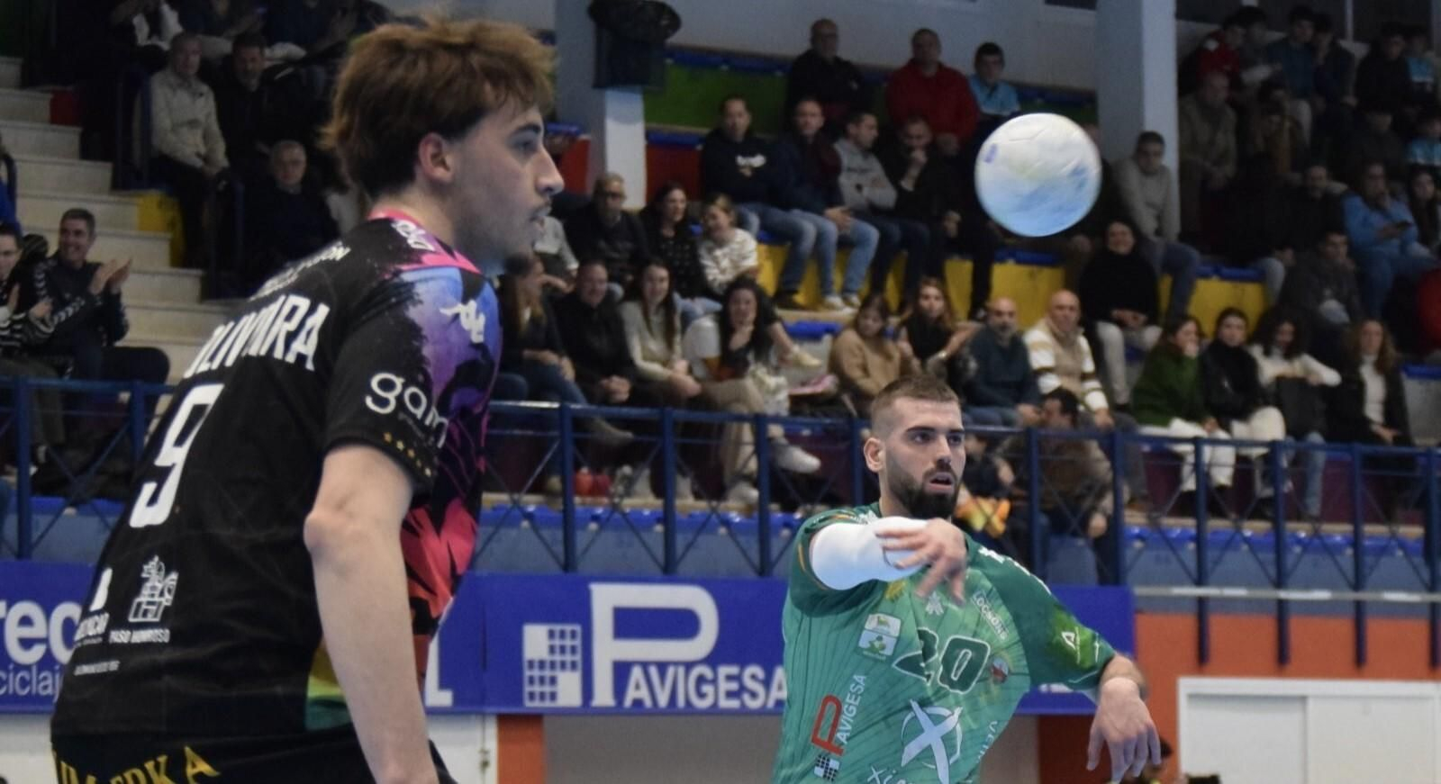 Un momento del partido entre el Ángel Ximénez y el Ademar León.