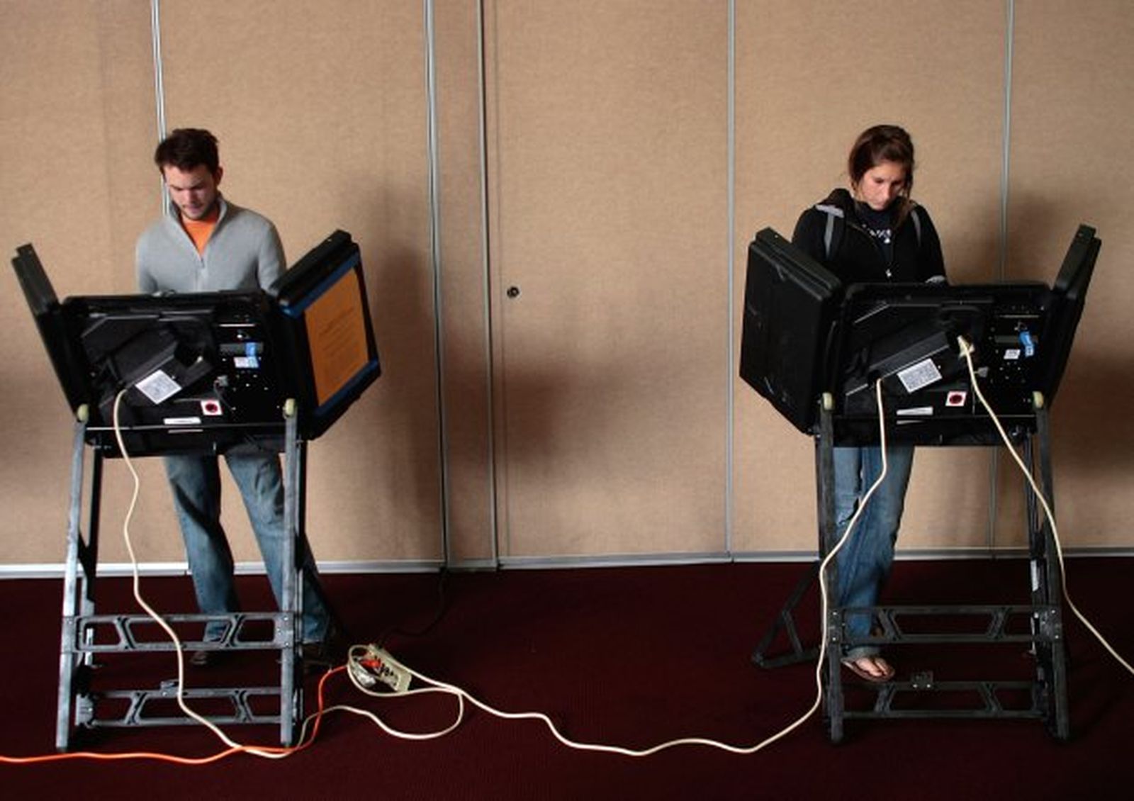 Problemas con máquinas electrónicas de votación en varios estados clave