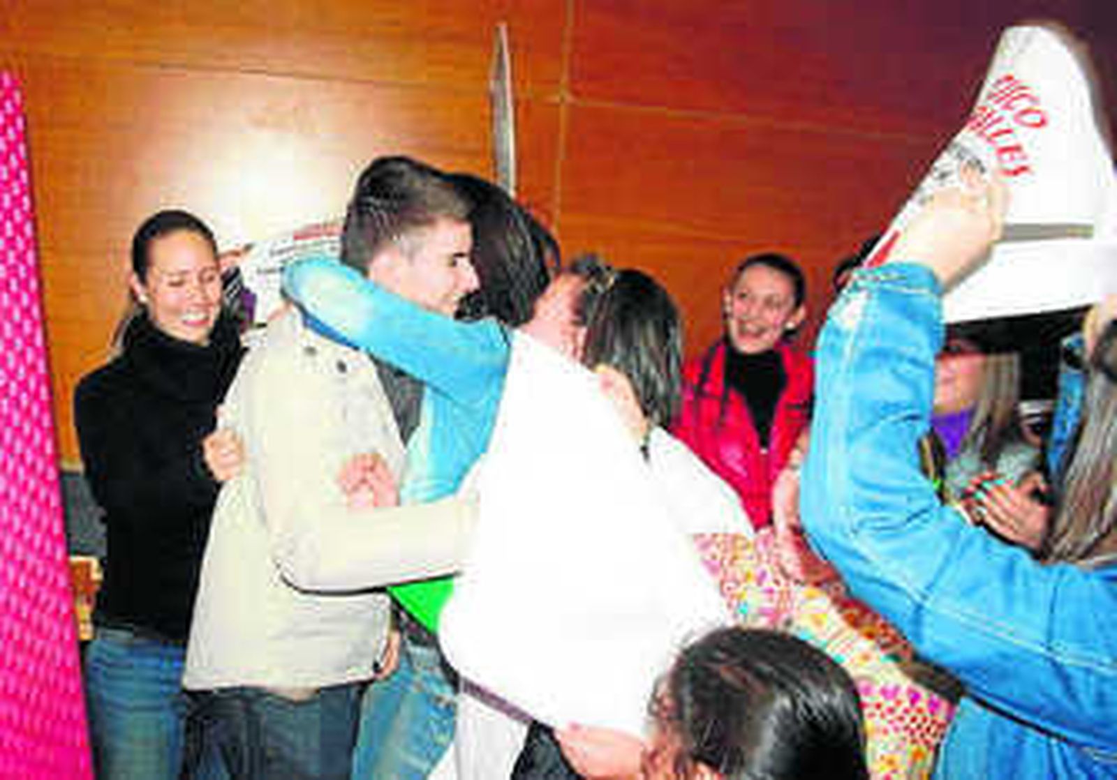 El coplero fue abrazado por los presentes.