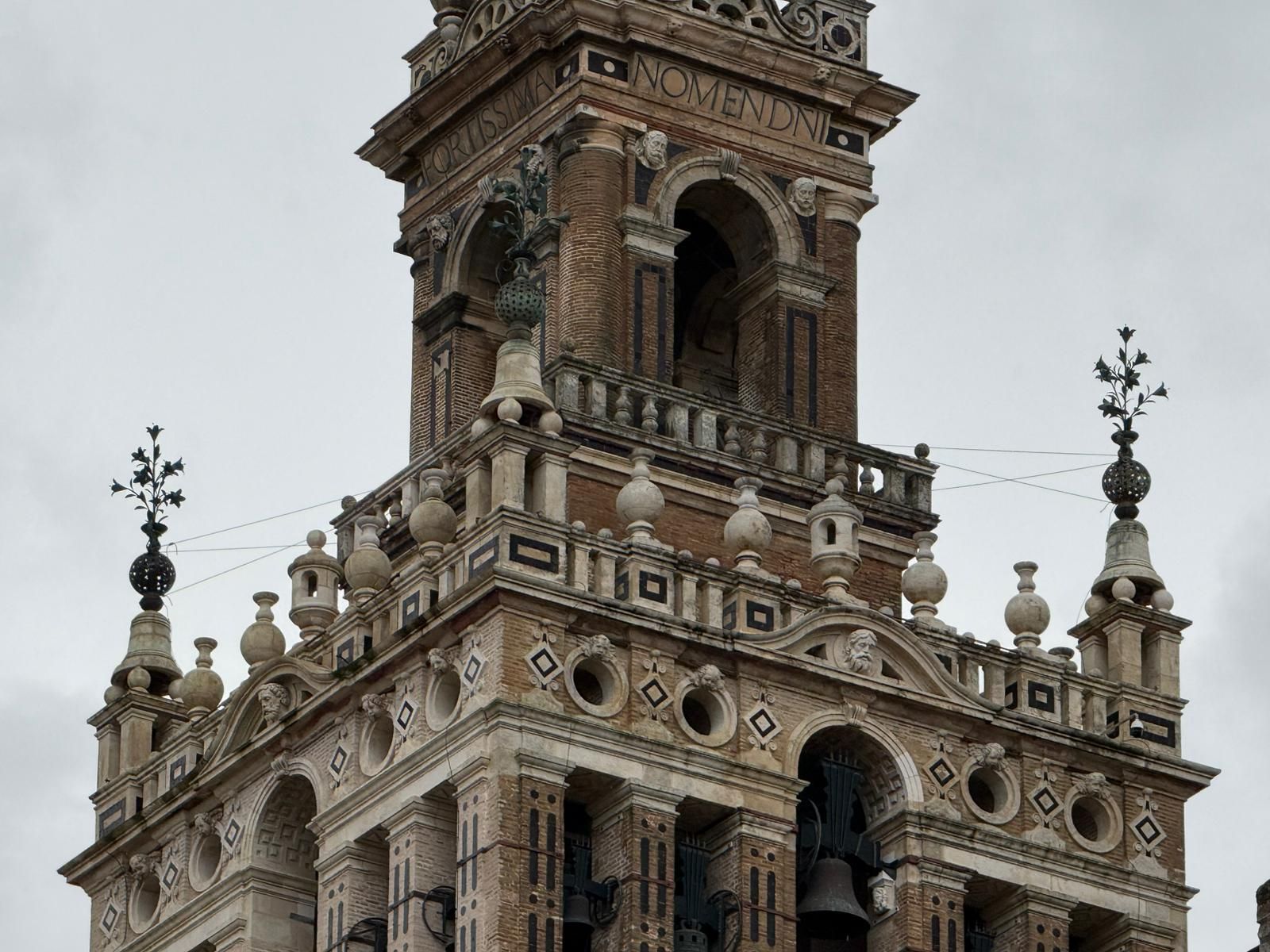 Las jarras están sujetas con cables de seguridad como medida preventiva