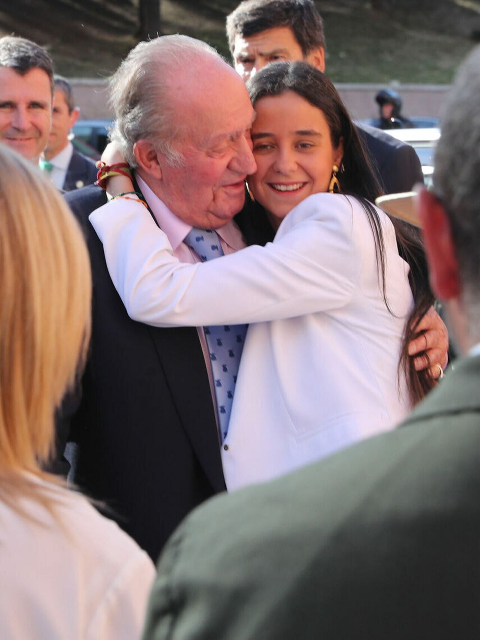 Gesto cariñoso del Rey Emérito al saludar a su nieta Victoria.