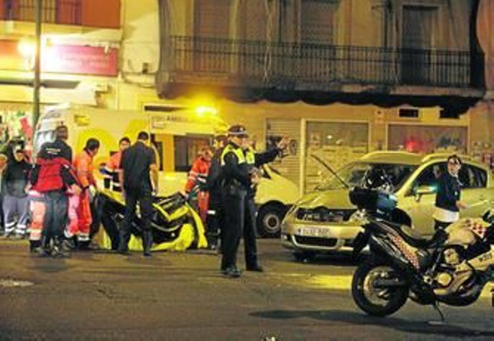 Policías locales y profesionales sanitarios del 061, la tarde del accidente.