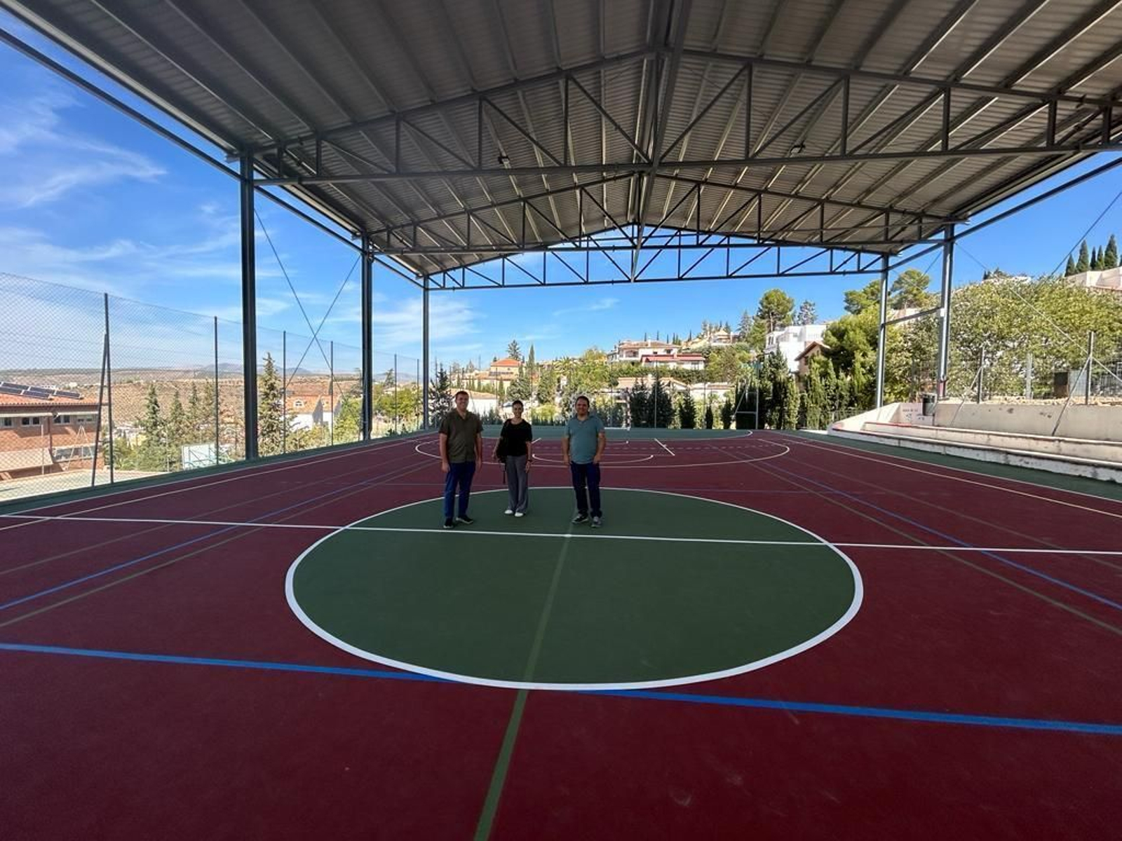 Monachil renueva la pista del colegio Los Llanos gracias a una inversión de 250.000 euros