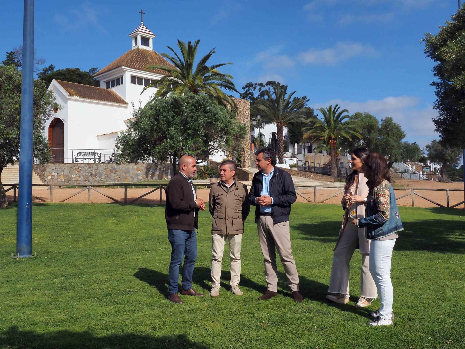 Adolfo Verano habla con algunos de sus concejales durante su vidsita de este martes