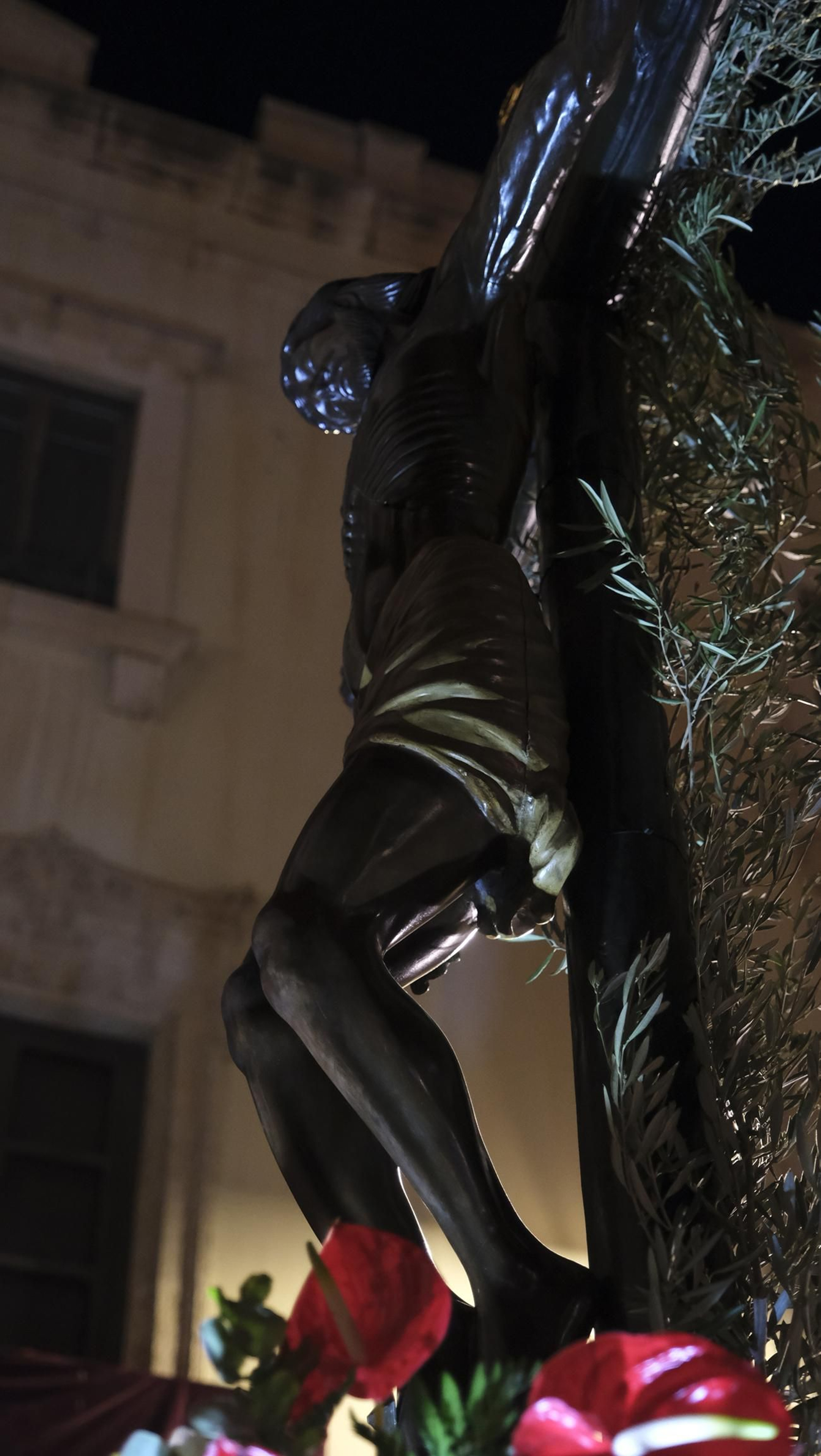 Procesión del Vía Crucis-Cristo de la Escucha en Almería, en imágenes