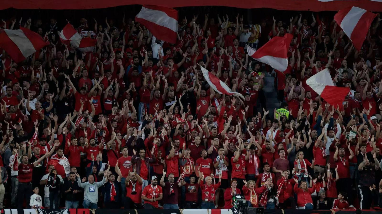 Los aficionados del Sevilla en el encuentro ante Las Palmas Los aficionados del Sevilla en el encuentro ante Las Palmas