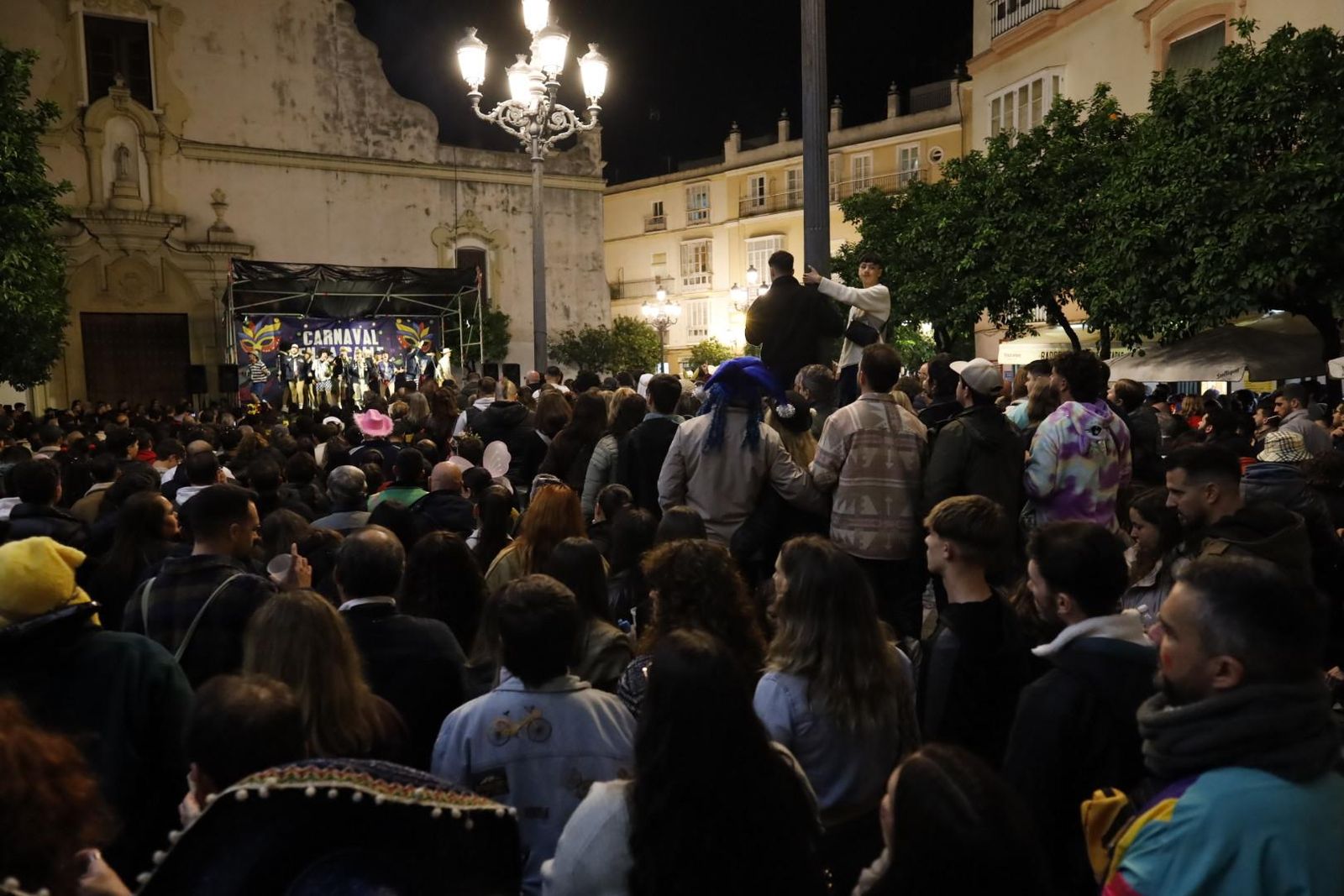 Cortejo, acto y quema del Dios Momo del Carnaval de Cádiz 2026