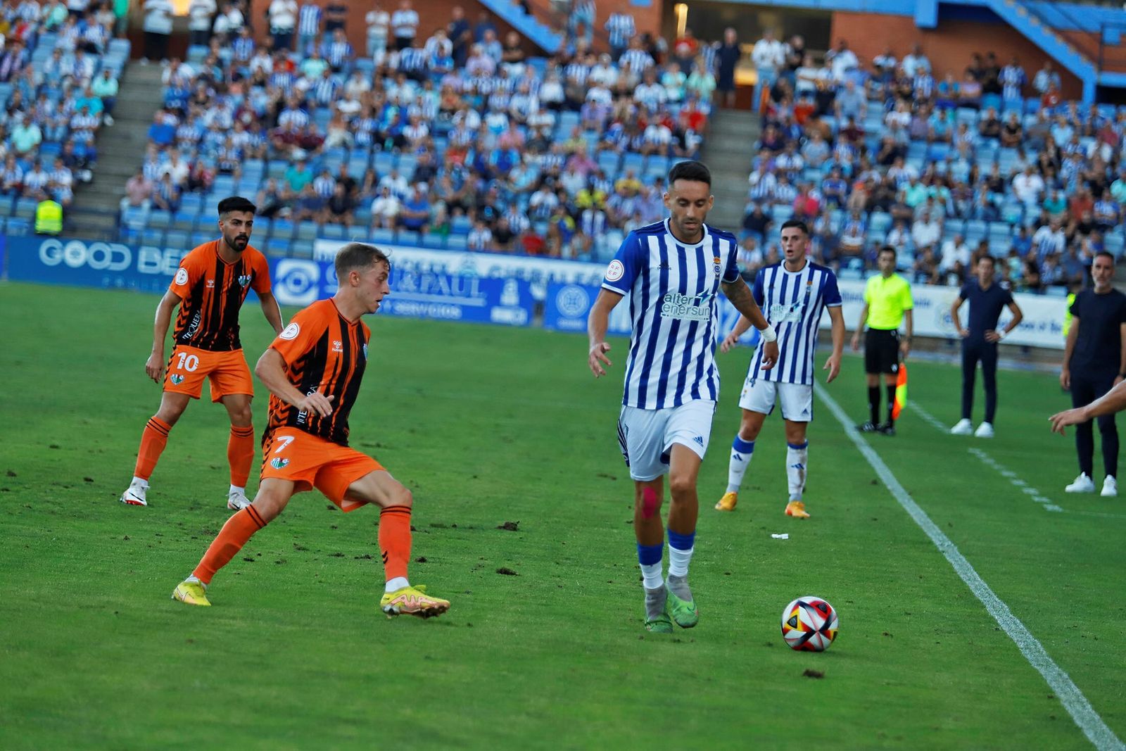 Iago Díaz controla el balón por la banda del Nuevo Colombino.