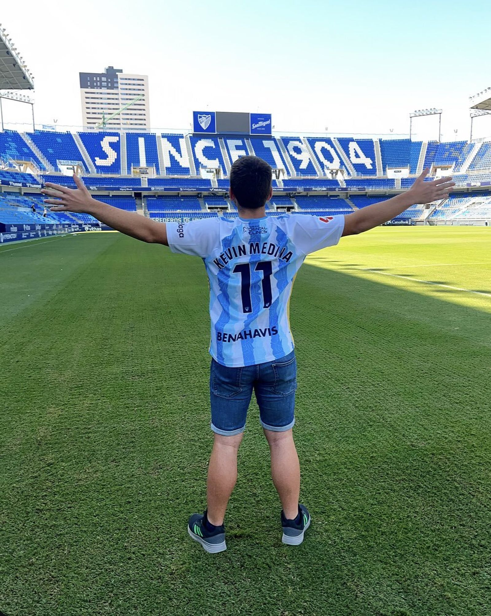 Kevin Medina cumple su promesa y regala su camiseta a su seguidor