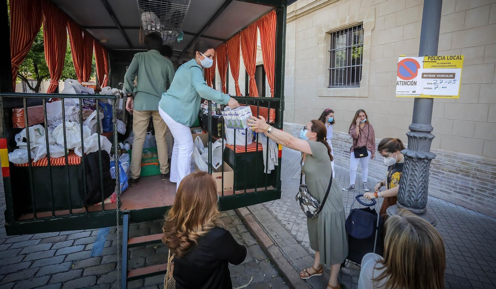 La Hermandad del Rocío de Jerez recoge alimentos para Cáritas
