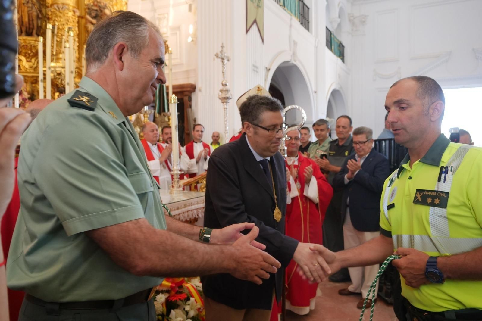 Francisco Ruiz recibe la medalla concedida a Fermín Cabezas