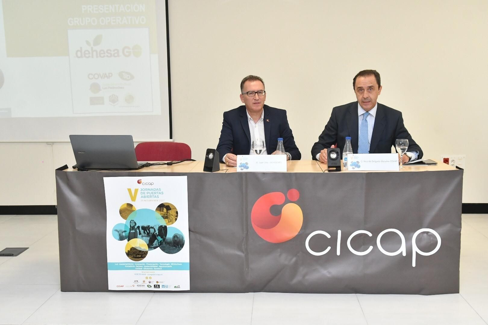 Juan Díaz y el presidente de Covap, Ricardo Delgado Vizcaíno, durante su intervención. Juan Díaz y el presidente de Covap, Ricardo Delgado Vizcaíno, durante su intervención.