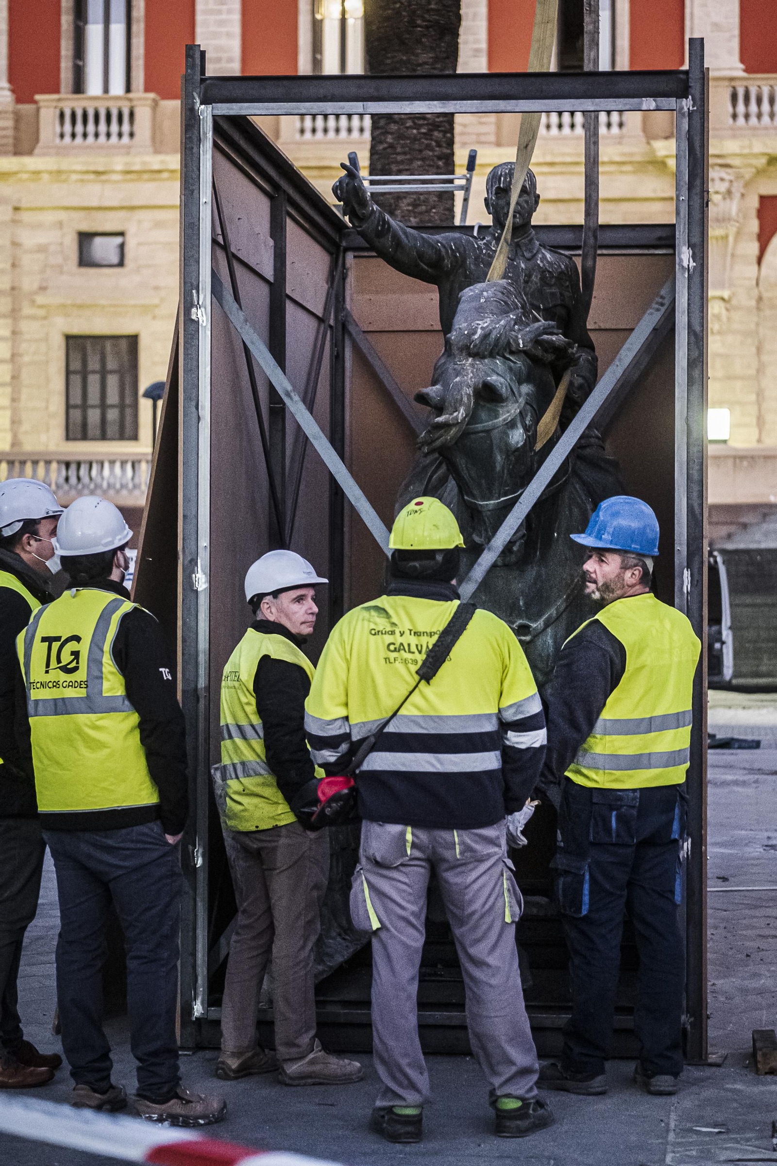 Retirada la estatua del general Varela de la plaza del Rey en San Fernando