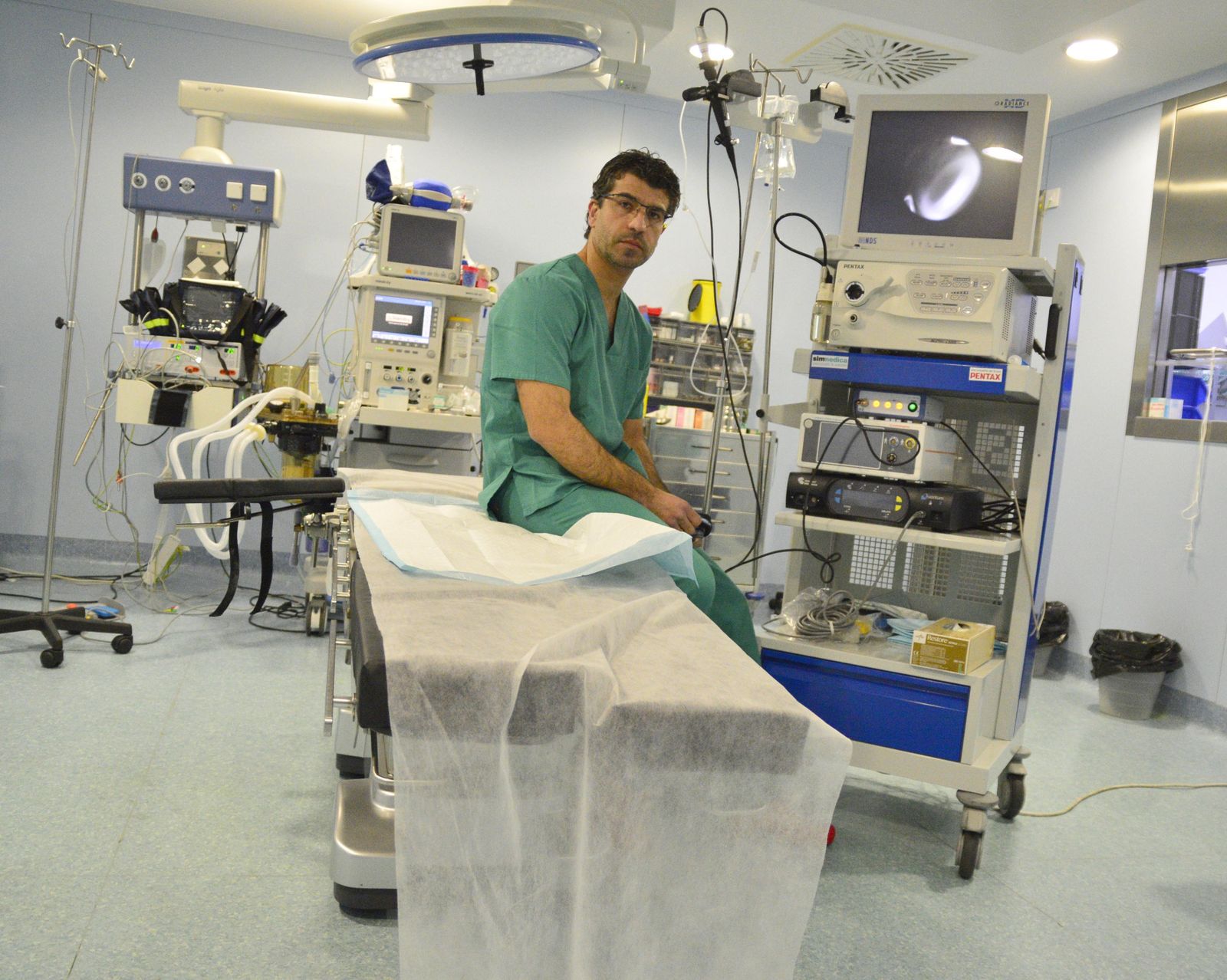 El doctor Eloy Vivas, en un quirófano.