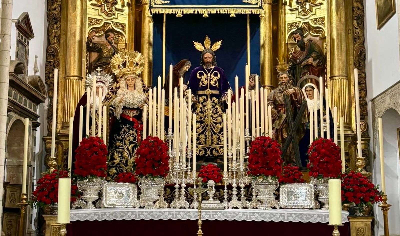 Altar dispuesto para la celebración del 425 aniversario de Los Panaderos