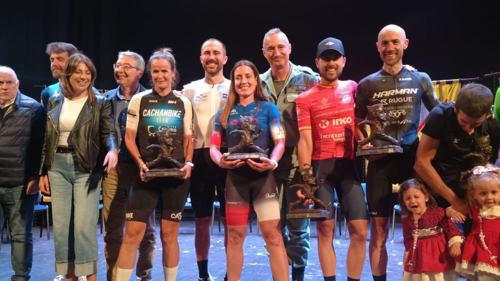 La almeriense posa con el trofeo de campeona en el centro de la imagen.