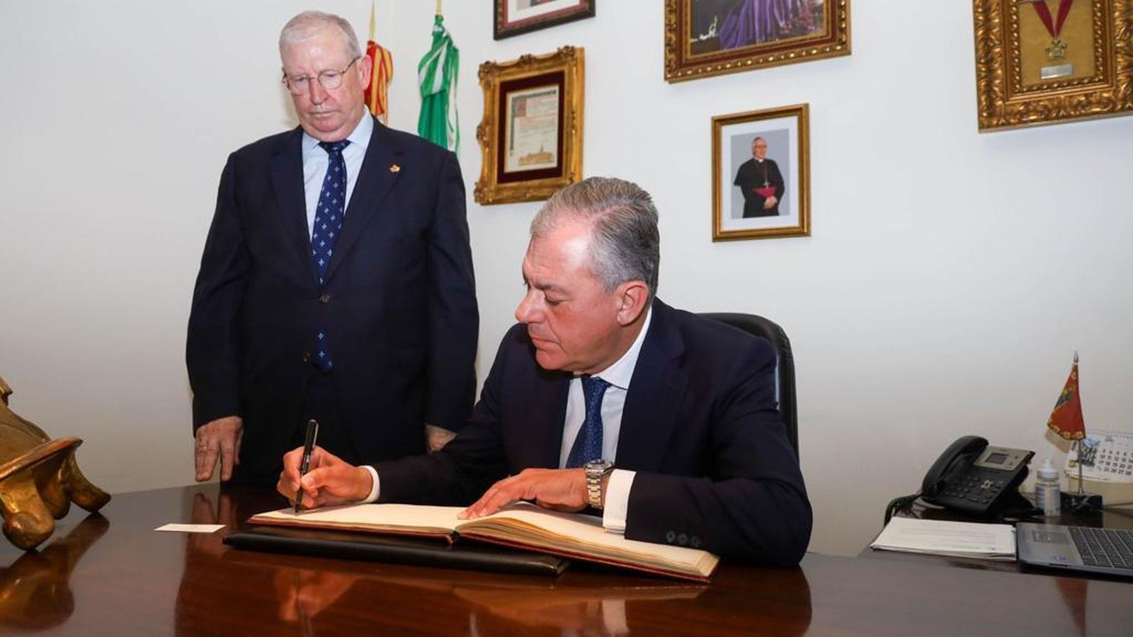 Sanz firmando en el libro de visitas