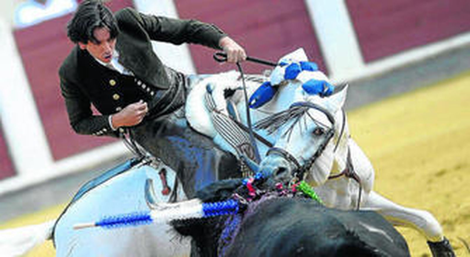 Diego Ventura sobre 'Morante', frente al primer toro de su lote, ayer en Valladolid.