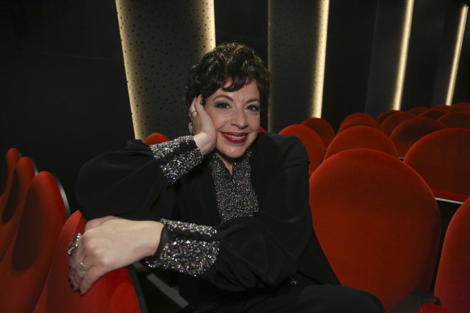 La actriz Marta Ribera en el patio de butacas del Teatro del Soho.