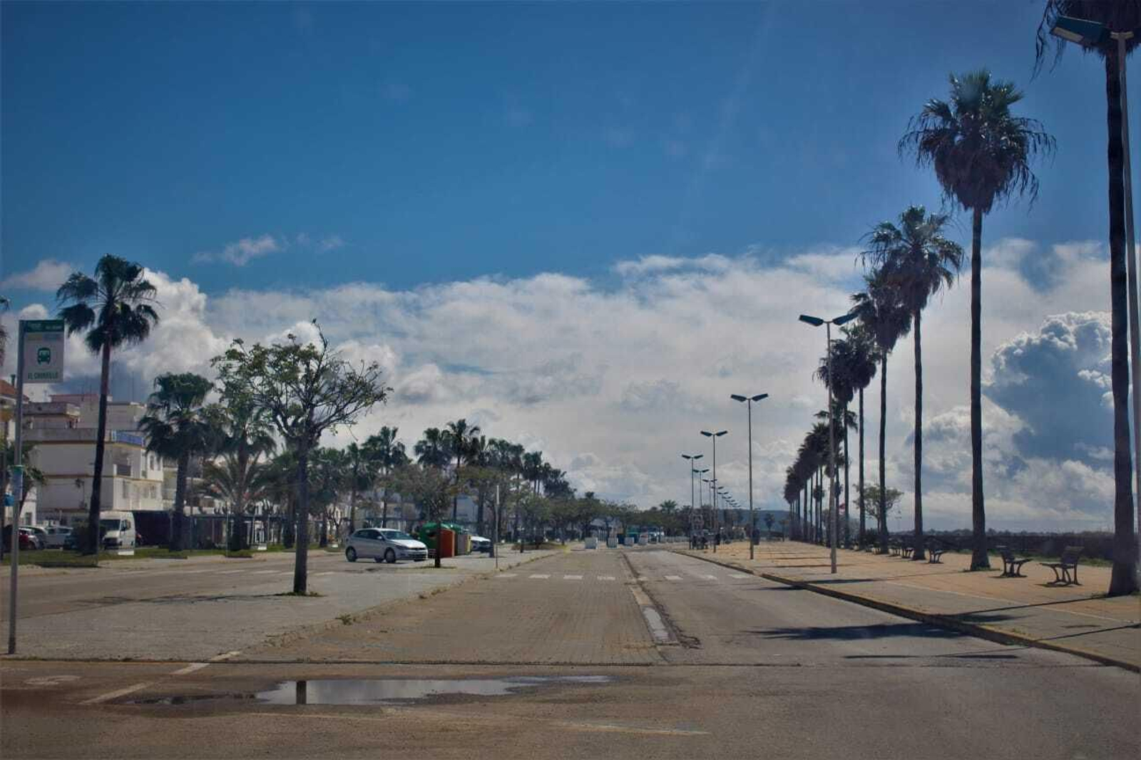 Las desérticas playas de Cádiz por el coronavirus, en imágenes