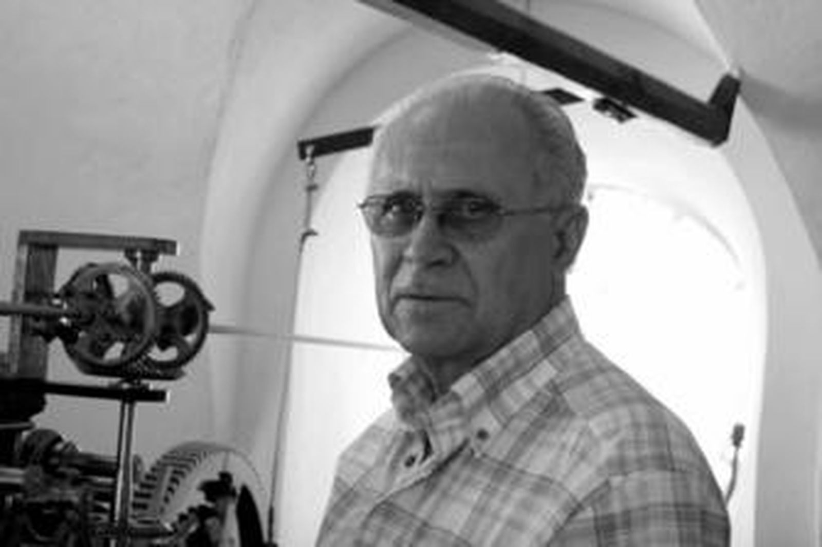 José Luis Pavón, el pasado viernes, en la torre de la iglesia de Nuestra Señora de La Palma junto a la maquinaria del reloj.