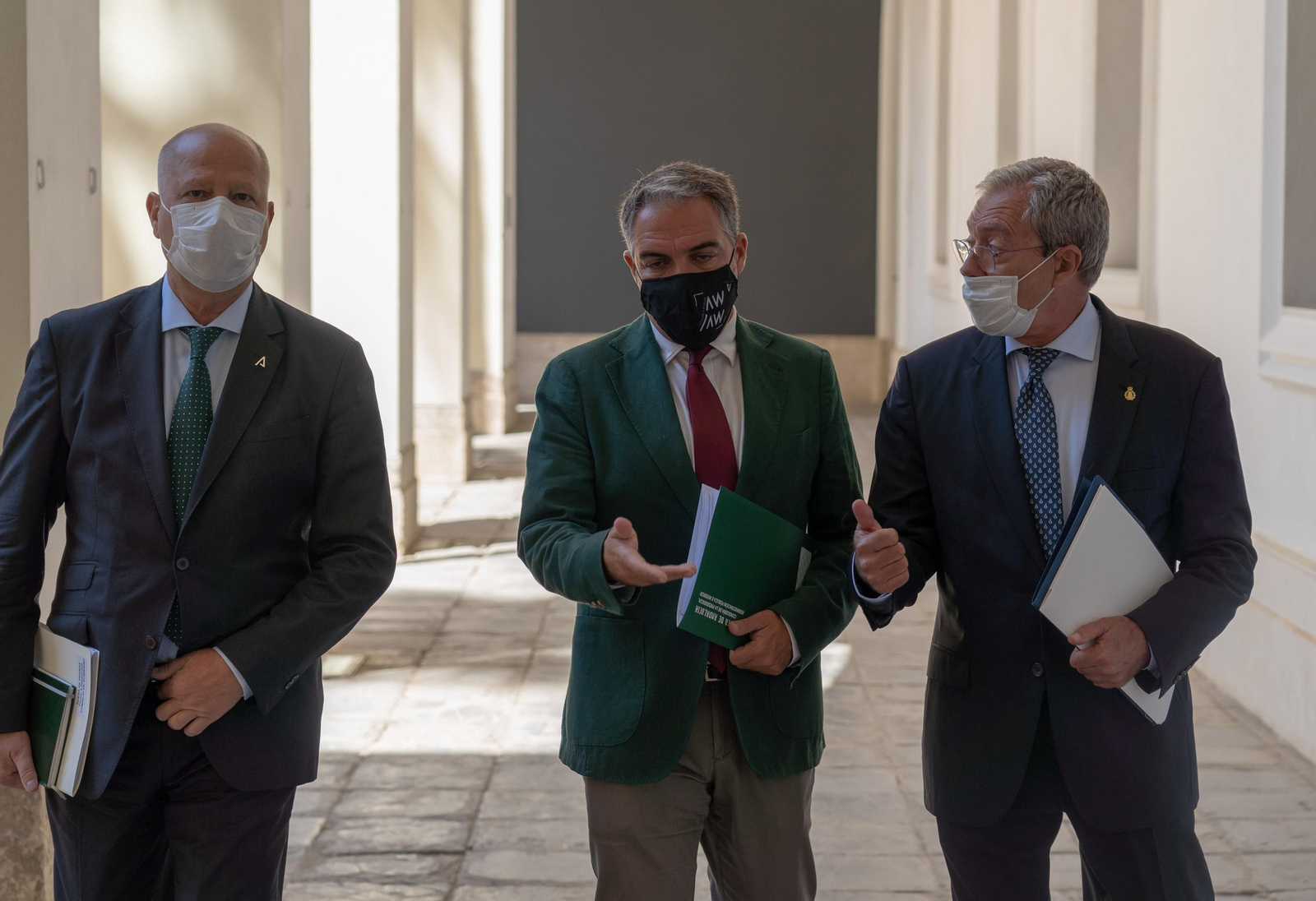 Los consejeros de Educación, Presidencia y Economía, este martes en San Telmo.