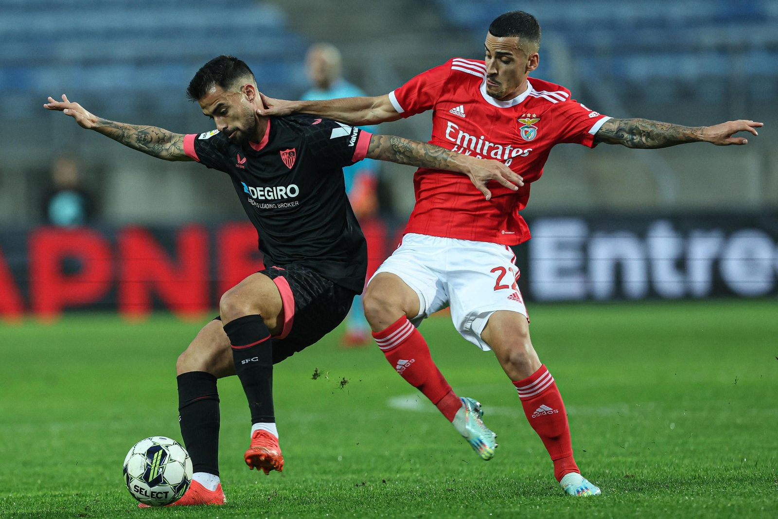 Suso aguanta el balón ante Chiquinho.