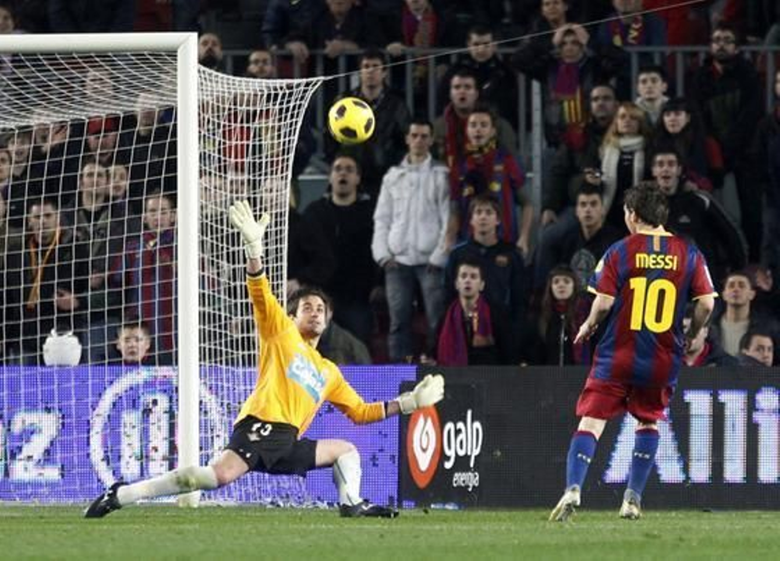 Messi levanta el balón por encima de Casto en uno de los goles. / Reuters