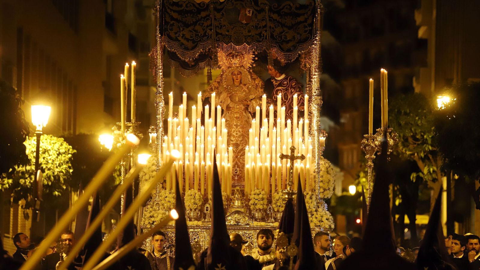 La Virgen de la Amargura, por el centro de Huelva.