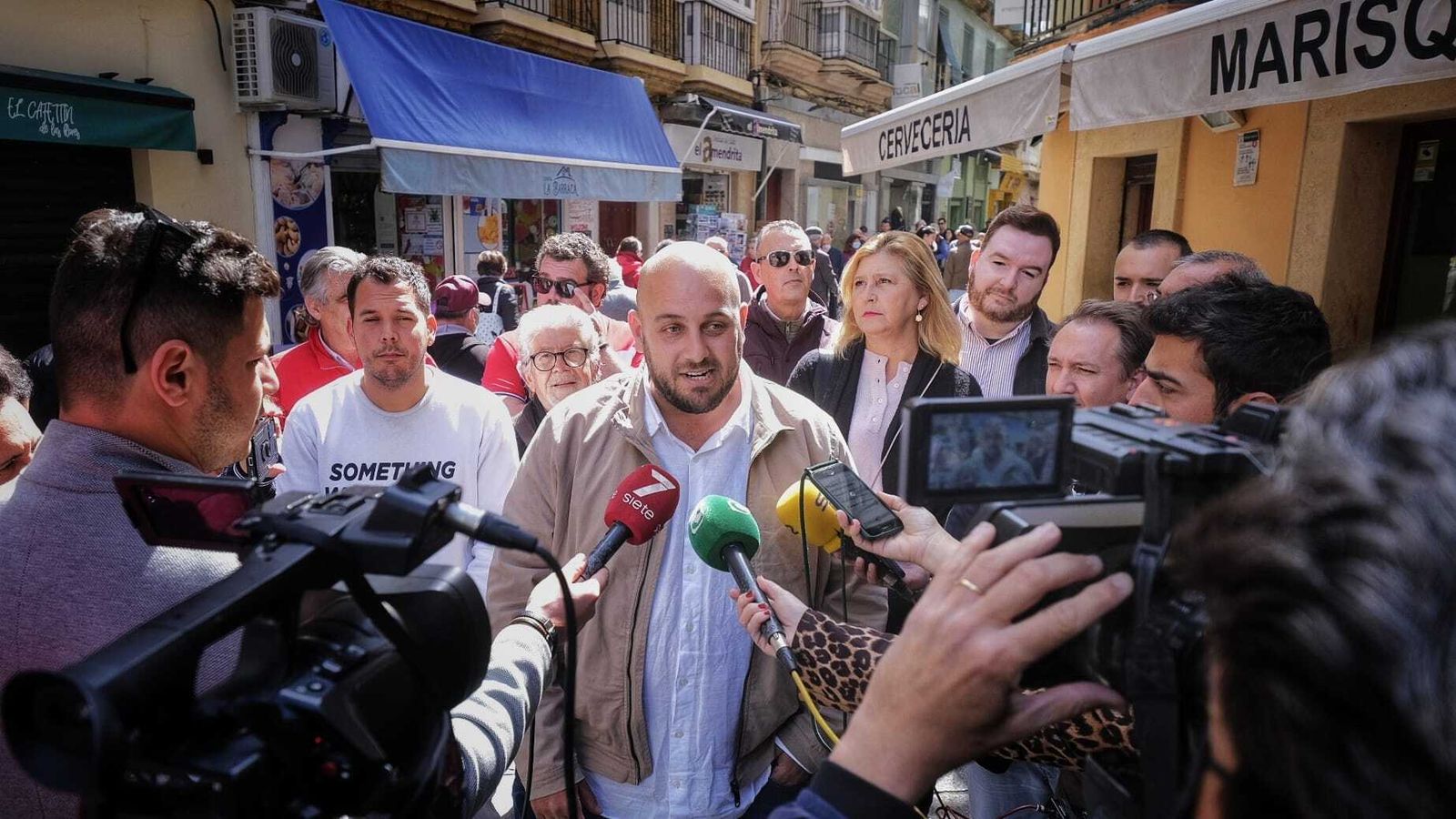 Eugenio Belgrano junto a varios miembros de la nueva plataforma Ahora Cádiz.