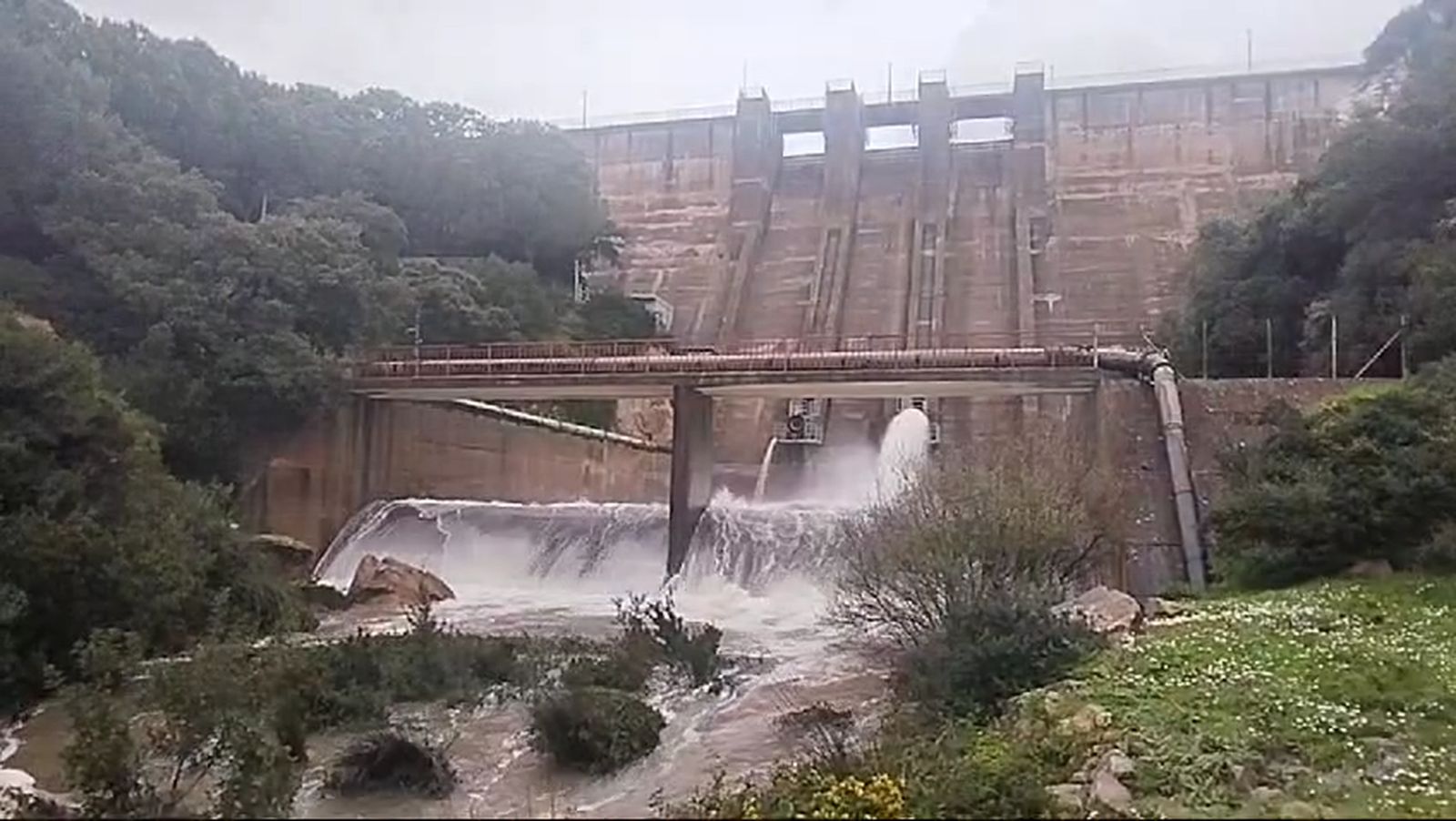 El embalse del Almodóvar de Tarifa alivia agua al alcanzar el 100% de su capacidad.