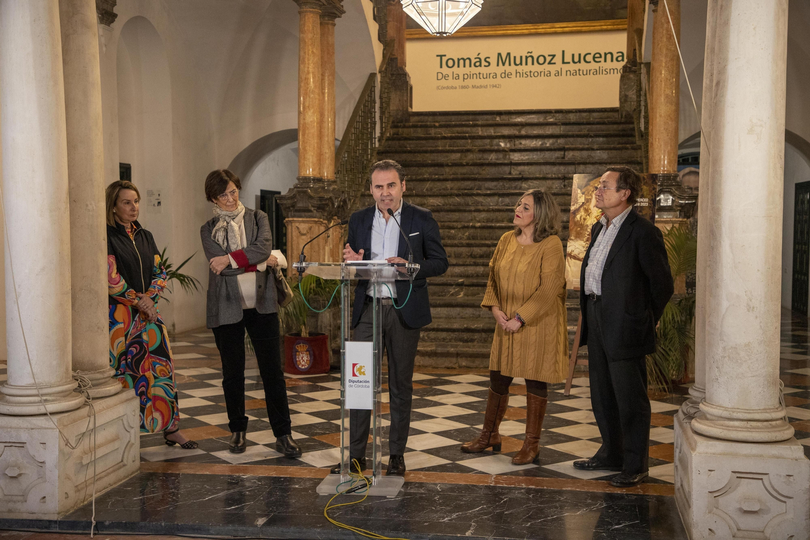 La inauguración de la exposición antológica del pintor Tomás Muñoz Lucena, en imágenes