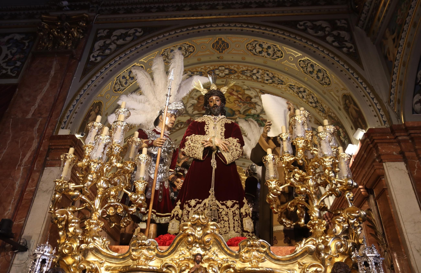 Sevilla acaricia la Semana Santa en un Domingo de Pasión lleno de cultos