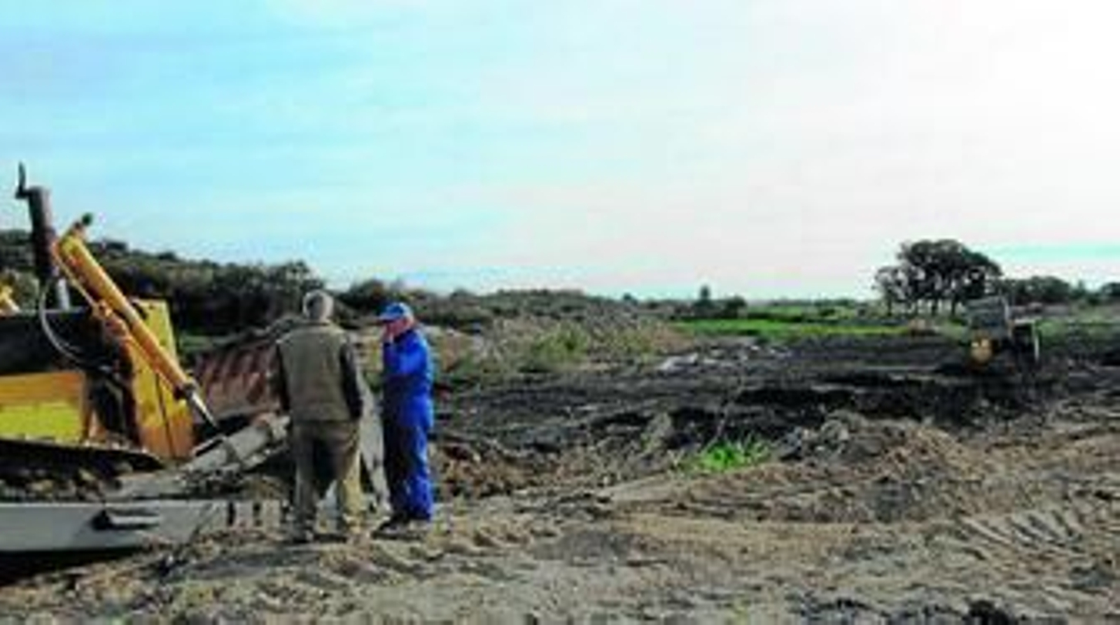 Maquinaria pesada en las tareas de reforzamiento de los márgenes del río.