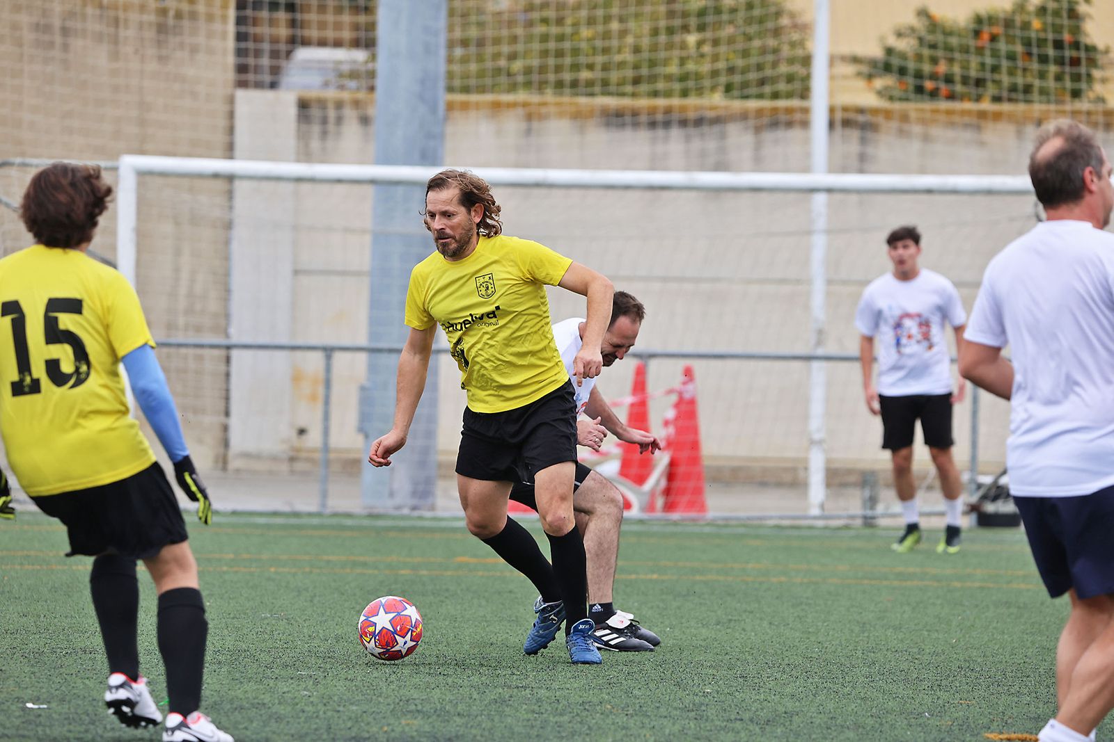 Periodistas y políticos disputan su tradicional partido navideño de fútbol