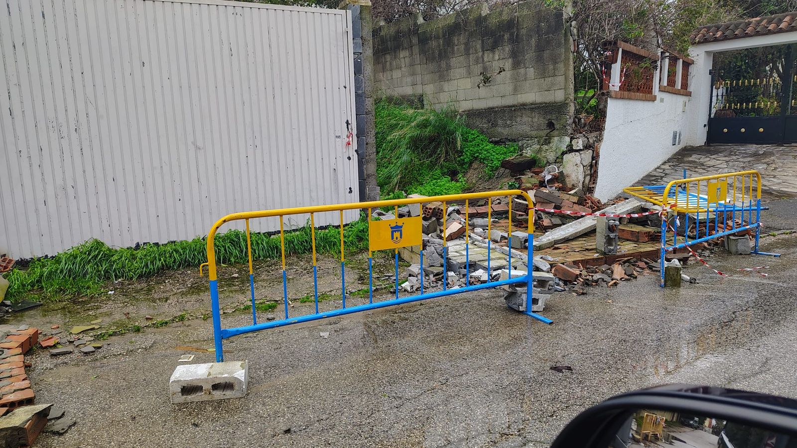 Un muro caído en la colonia San Miguel.