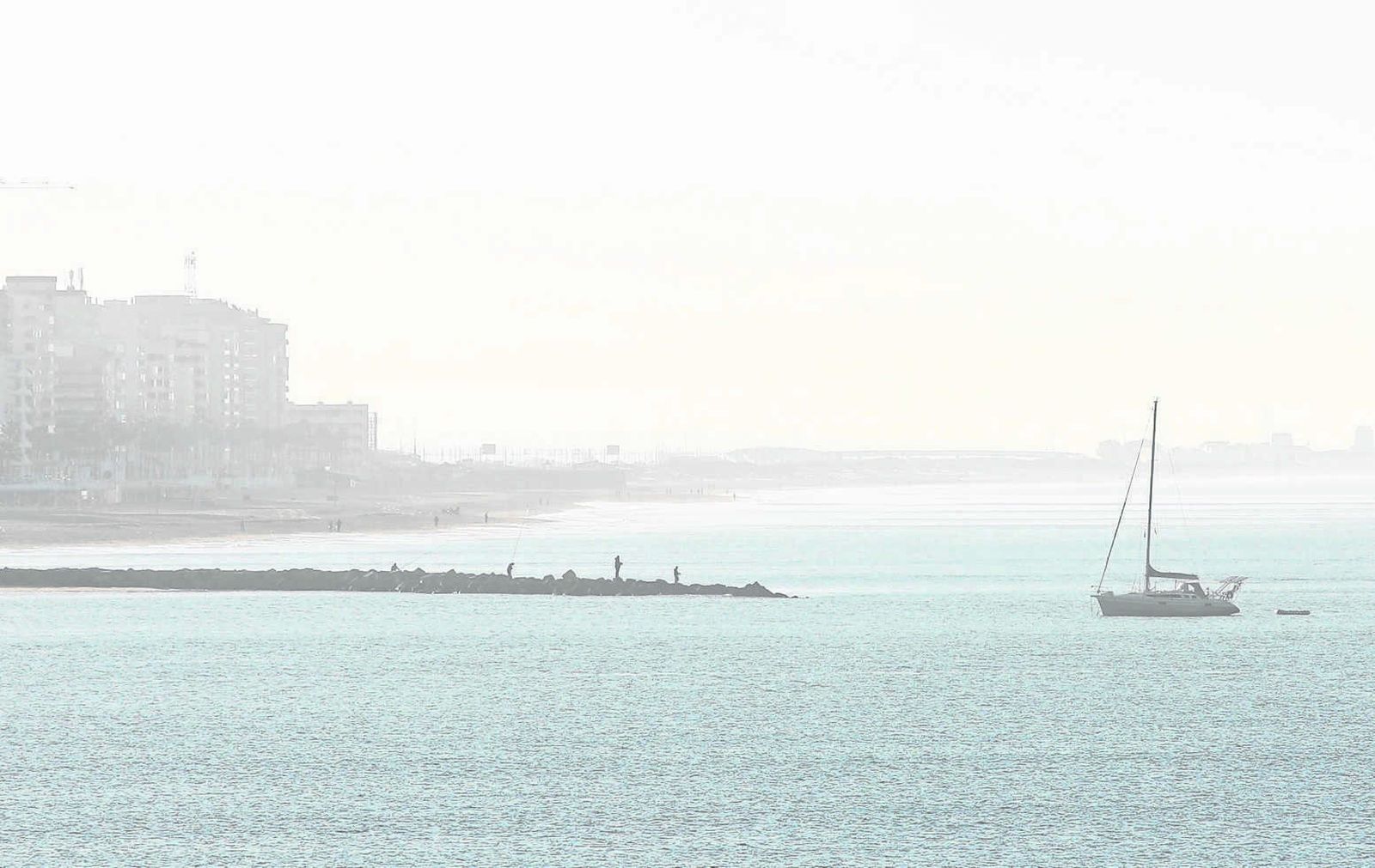 El misterioso velero anclado frente a la playa de Santa María del Mar de Cádiz
