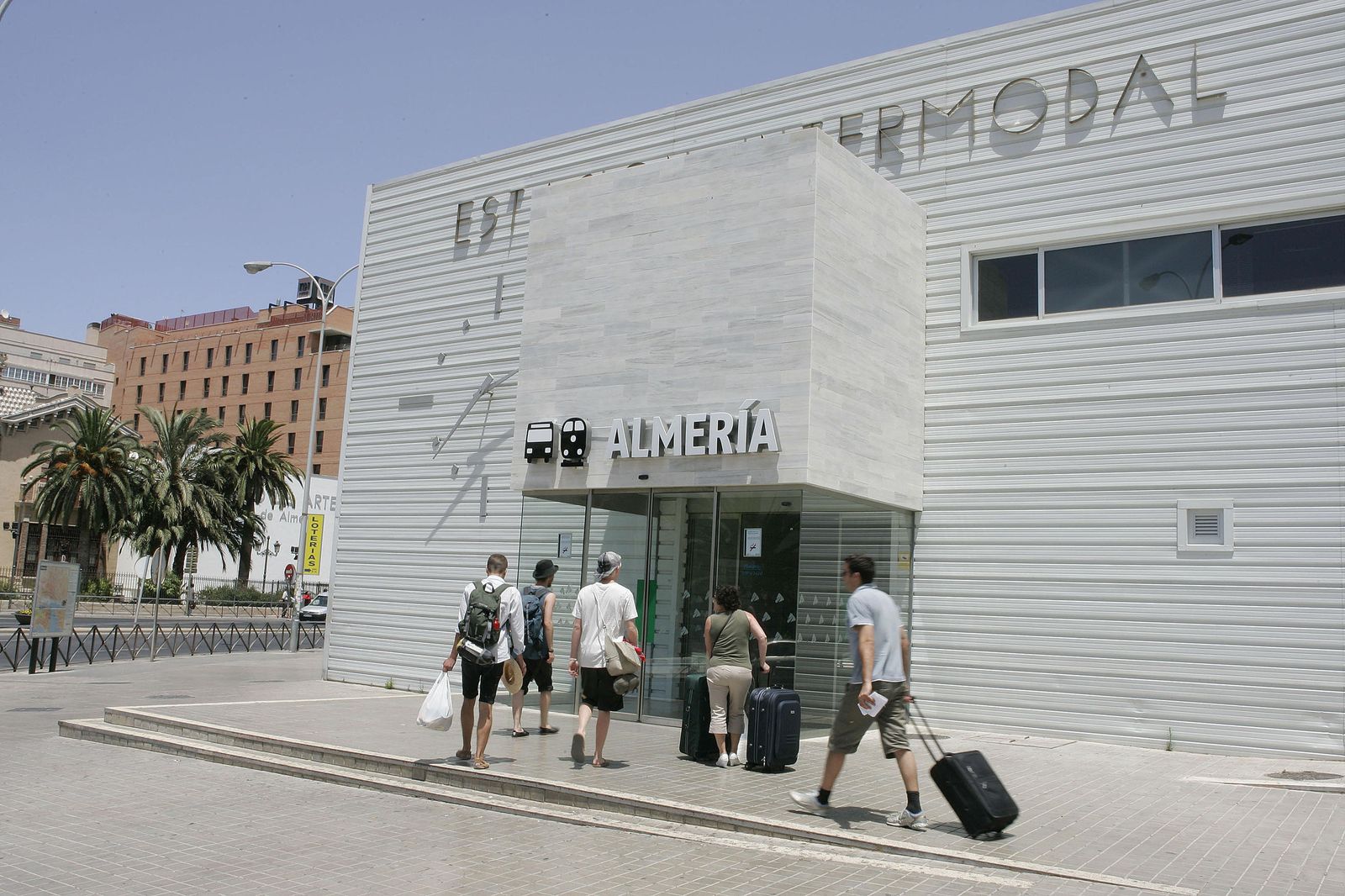 La línea M-211 Atochares-Almería retrasa 15 minutos su primer servicio